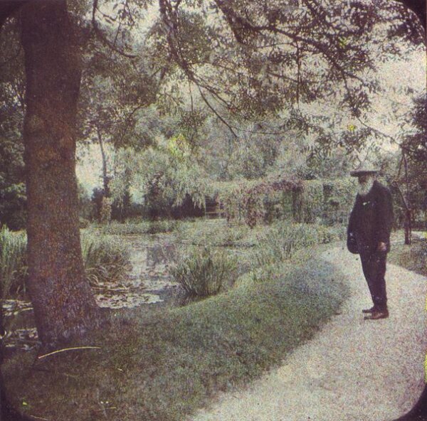 En su casa de Giverny, junto a los nenúfares