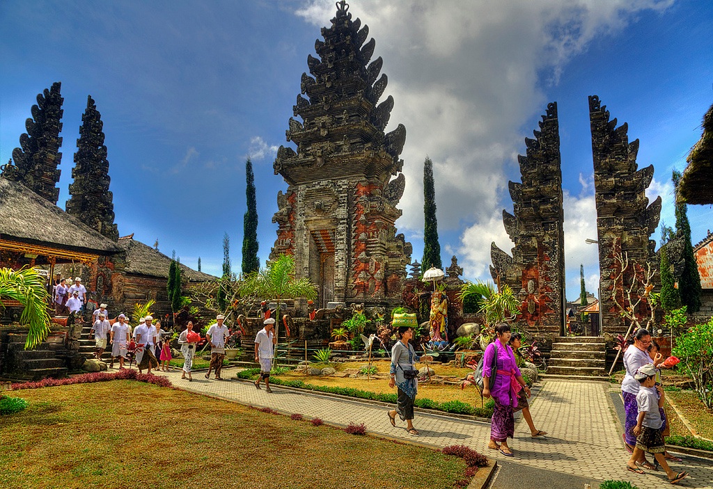 Индонезия бали сейчас. Пура Бесаких, Бали, Индонезия. Пура улун дану Батур. Бали храмы. Храм Пура Бесаких на Бали.