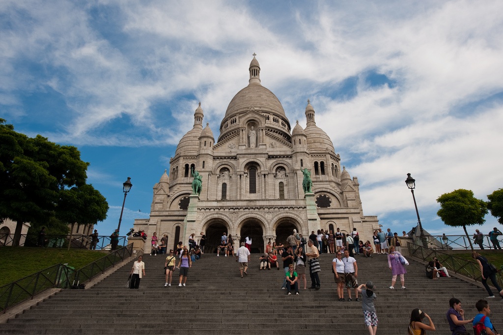 Basílica de Sacré-Cœur mira a París desde las alturas - Francia - Ser  Turista