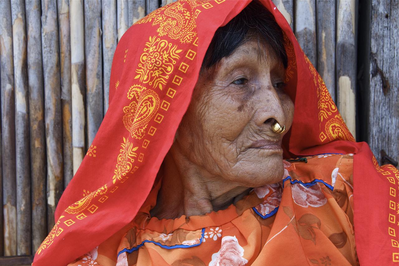 Mujer Kuna con argolla y pañuelo, Panamá