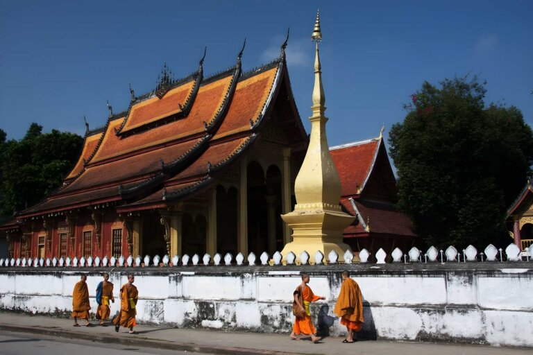 Monjes frente a Wat Sen, Luangorabang, Laos.