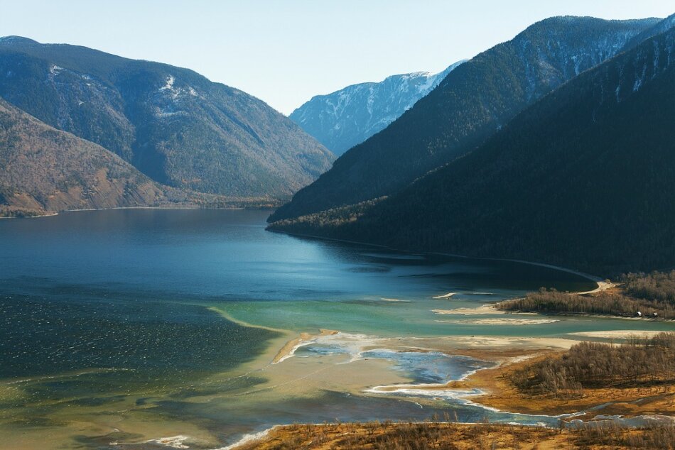 Lago Teletskoye en las Montañas Doradas de Altai